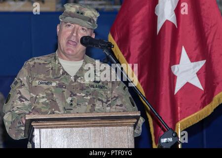 Generalmajor Blake C. Ortner, Kommandierender General des 29 Infanterie Division, gibt ein paar Bemerkungen während der Task Force Spartan Übertragung der Autorität Zeremonie im Camp Arifjan, Kuwait, 13. Juli 2017. Die 29. Inf. Div. übergab die Kontrolle über TF Spartanisch, Teil der Operation Spartan Schild, auf der 35th Infantry Division. TF Spartan unterstreicht die wichtige Rolle, die die Armee Nationalgarde und Armee Reservisten in Operationen auf der ganzen Welt gespielt. Stockfoto