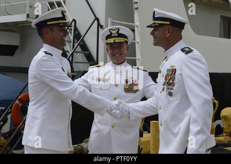 Hintere Adm. Dave Callahan, Commander, achte Küstenwache Bezirk, beaufsichtigte die Coast Guard Cutter Barbara Mabrity Ändern des Befehls Zeremonie in Mobile, Alabama, 13. Juli 2017. Die Zeremonie ist ein Transfer der Verantwortung und Autorität, von der Chief Warrant Officer Anthony R. Sciullo, Chief Warrant Officer Brian A. Tag. Stockfoto