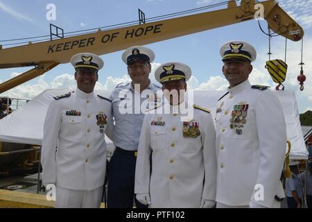 Hintere Adm. Dave Callahan, Commander, 8. Bezirk, der Küstenwache und der Master Chief Heide Jones, command Master Chief, achte Küstenwache Bezirk, nahmen an der Coast Guard Cutter Barbara Mabrity Ändern des Befehls Zeremonie in Mobile, Alabama, 13. Juli 2017. Die Zeremonie ist ein Transfer der Verantwortung und Autorität, von der Chief Warrant Officer Anthony R. Sciullo, Chief Warrant Officer Brian A. Tag. Stockfoto