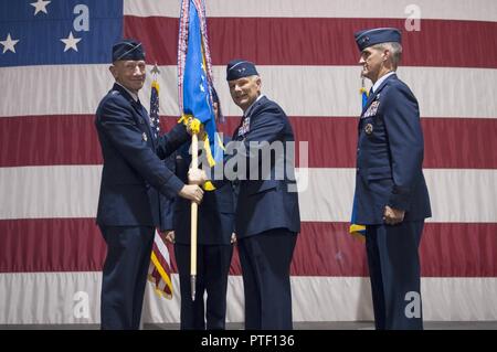 Gen. Mike Holmes, Kommandeur der Air Combat Command, Haltungen mit Generalmajor Glen VanHerck, Kommandant der US Air Force Kriegsführung, die Sie während einer Änderung des Befehls Zeremonie am 13. Juli 2017 Auf der Nellis Air Force Base, Nev VanHerck übertragen Befehl Der USAFWC zu Generalmajor Peter Gersten und wird auf eine neue Zuordnung in Washington D.C. bewegen Stockfoto