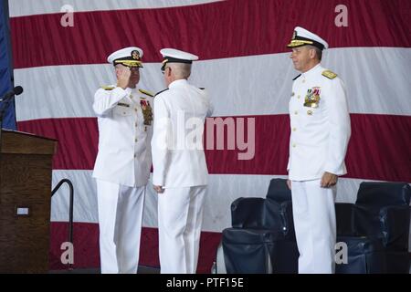 NORFOLK, Virginia (13. Juli 2017) der hinteren Adm. Samuel Paparo, Links, übernimmt die Aufgaben als Kommandant der Carrier Strike Group (CSG) 10 von der hinteren Adm. Jim Malloy, Kommandeur der CSG 10, während der Befehl Zeremonie im Hangar Bucht der Flugzeugträger USS Dwight D. Eisenhower (CVN 69) (IKE) während eines Befehls Zeremonie für die CSG 10. Ike ist Pier Seite während der Erhaltungsphase der optimiert Flotte Notfallplan (OFRP). Stockfoto