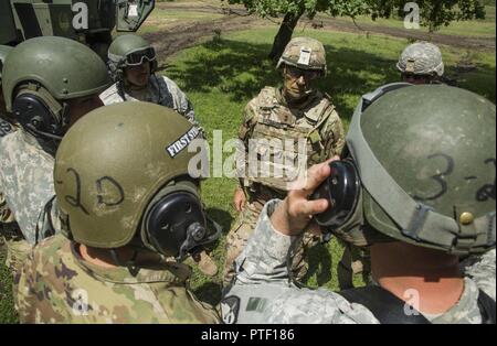 Us-Armee Generalmajor John L. Gronski, stellvertretender kommandierender General für Army National Guard, der U.S. Army Europe, spricht mit Soldaten des 5.BATAILLON, 113 Field Artillery Regiment, North Carolina Nationalgarde während Getica Sabre 17. Am 7. Juli 2017 in Cincu, Romainia. Getica Sabre 17 ist eine US-geführte Fire Support Koordination und kombinierte Waffen live fire Übung umfasst sechs Verbündete und Partner Nationen mit mehr als 4.000 Soldaten. Getica Sabre 17 läuft gleichzeitig mit Säbel Guardian 17, ein US-European Command, U.S. Army Europe-led, multinationale Übung, erstreckt sich über Bulgarien, Stockfoto