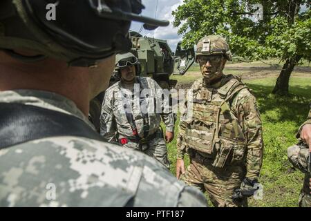 Us-Armee Generalmajor John L. Gronski, stellvertretender kommandierender General für Army National Guard, der U.S. Army Europe, spricht mit Soldaten des 5.BATAILLON, 113 Field Artillery Regiment, North Carolina Nationalgarde während Getica Sabre 17. Am 7. Juli 2017 in Cincu, Romainia. Getica Sabre 17 ist eine US-geführte Fire Support Koordination und kombinierte Waffen live fire Übung umfasst sechs Verbündete und Partner Nationen mit mehr als 4.000 Soldaten. Getica Sabre 17 läuft gleichzeitig mit Säbel Guardian 17, ein US-European Command, U.S. Army Europe-led, multinationale Übung, erstreckt sich über Bulgarien, Stockfoto