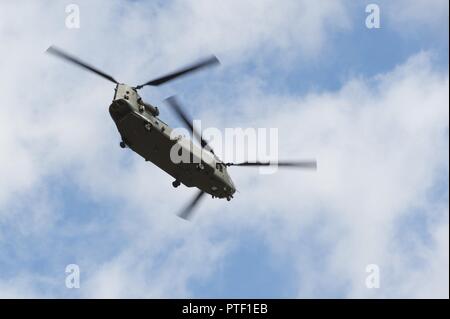 Eine Boeing CH-47 Chinook Hubschrauber fliegt über das Royal International Air Tattoo, 14. Juli 2017, auf RAF Fairford, Vereinigtes Königreich. RIAT 17 erinnert an den 70. Jahrestag der US Air Force, mit Displays von Vergangenheit und Gegenwart der US-Flugzeugen die Kultur der kontinuierlichen Innovation, die Amerikanische Flieger Macht hervor. Stockfoto