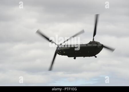 Eine Boeing CH-47 Chinook Hubschrauber fliegt über das Royal International Air Tattoo, 14. Juli 2017, auf RAF Fairford, Vereinigtes Königreich. RIAT 17 erinnert an den 70. Jahrestag der US Air Force, mit Displays von Vergangenheit und Gegenwart der US-Flugzeugen die Kultur der kontinuierlichen Innovation, die Amerikanische Flieger Macht hervor. Stockfoto