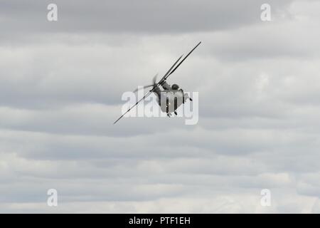 Eine Boeing CH-47 Chinook Hubschrauber fliegt über das Royal International Air Tattoo, 14. Juli 2017, auf RAF Fairford, Vereinigtes Königreich. RIAT 17 erinnert an den 70. Jahrestag der US Air Force, mit Displays von Vergangenheit und Gegenwart der US-Flugzeugen die Kultur der kontinuierlichen Innovation, die Amerikanische Flieger Macht hervor. Stockfoto