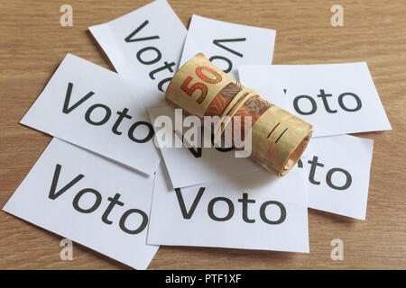 "Voto" (portugiesisch: Abstimmung), politische Korruption in Brasilien und den Kauf von Stimmen bei Wahlen. In einem Konzept Bild. Stockfoto