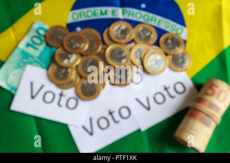 "Voto" (portugiesisch: Abstimmung), abstrakte Defokussierten auf politische Korruption in Brasilien und den Kauf von Stimmen bei Wahlen. Stockfoto