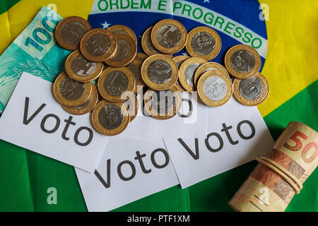 "Voto" (portugiesisch: Abstimmung), politische Korruption in Brasilien und den Kauf von Stimmen bei Wahlen. In einem Konzept Bild. Stockfoto