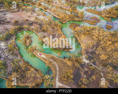 Luftaufnahme von rotes Auto am Rande der schönen Wicklung Murray River in Riverland, South Australia - Abenteuer und Reisen Konzept Stockfoto