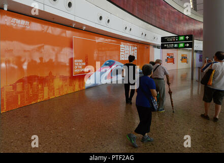 Die Pendler in Richtung der neuen West Bahnhof Kowloon in Hong Kong. Stockfoto