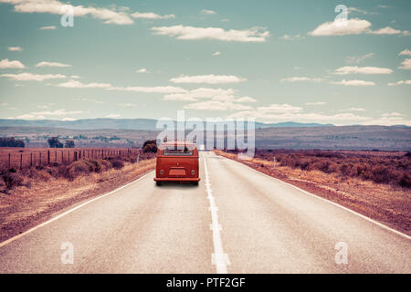 Retro Van fahren auf der Landstraße, die durch die Landschaft Stockfoto