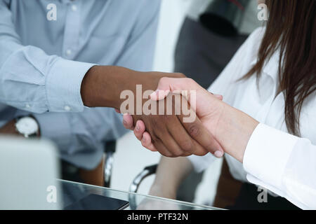 Nahaufnahme. Die finanziellen Partner Händeschütteln über einen Schreibtisch. Stockfoto