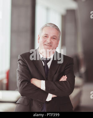 Porträt eines erwachsenen Geschäftsmann auf Office Hintergrund Stockfoto