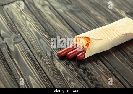 Jagd Wurst in pita Brot auf einem dunklen Hintergrund Stockfoto