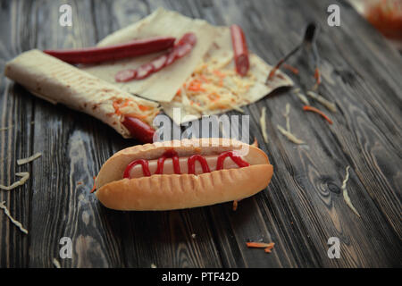 Hot Dogs und Fast food Gerichte auf Holz- Hintergrund Stockfoto