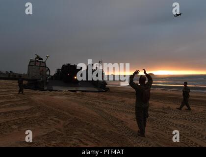 TOWNSHEND Island, Australien (13. Juli 2017) 1. Lt. Eric Johnson, von Fayetteville, N.C., angeschlossen an die 31 Marine Expeditionary Unit (MEU), Führer eines Fahrzeugs aus einem Landing Craft Air Cushion (LCAC), von Naval Beach Unit 7, als Teil einer groß angelegten amphibischen Angriff Übung während der Talisman Sabre 17. Talisman Säbel ist eine Biennale USA - Australien bilaterale Übung gehalten weg von der Küste von Australien gedacht, um die Interoperabilität zu erreichen und den USA - Australien Bündnis stärken. Stockfoto