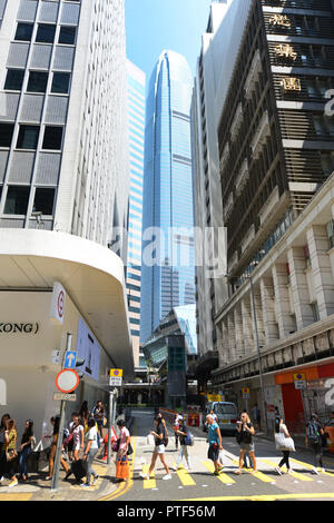 Die IFC-tower zwischen Gebäuden auf Des Voeux Road Central, Hong Kong gesehen. Stockfoto