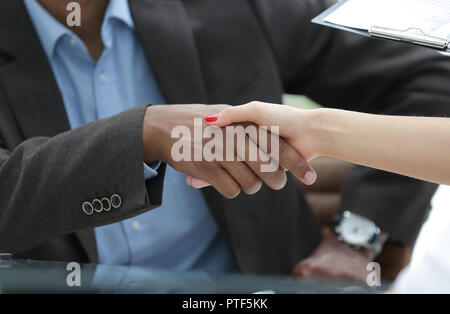 Closeup. Handshake Finanzpartner. Das Geschäftskonzept. Stockfoto