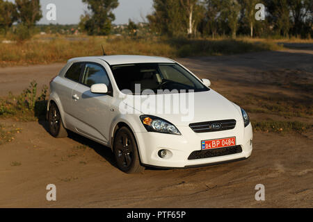 DNIPRO, UKRAINE - September 05, 2017: Kia Ceed weisse FARBE IN DER NÄHE DER STRASSE IN DER DNIPRO STADT Stockfoto