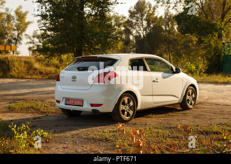 DNIPRO, UKRAINE - September 05, 2017: Kia Ceed weisse FARBE IN DER NÄHE DER STRASSE IN DER DNIPRO STADT Stockfoto