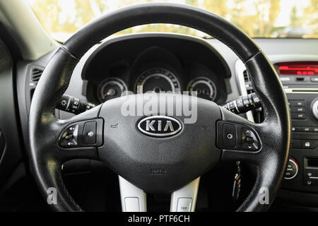 DNIPRO, UKRAINE - September 05, 2017: Kia Ceed, Interieur, RAD CLOSE-UP Stockfoto