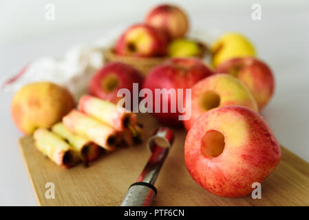 Frische Äpfel ohne Kern. Mit corer Werkzeug ausgebaut. Zutat für Marmelade oder Torte. Ernte Stockfoto