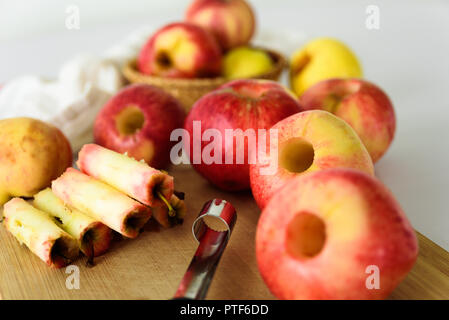 Frische Äpfel ohne Kern. Mit corer Werkzeug ausgebaut. Zutat für Marmelade oder Torte. Ernte Stockfoto