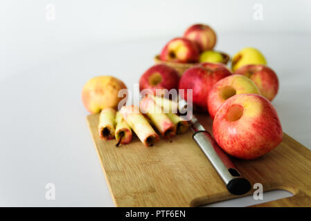 Frische Äpfel ohne Kern. Mit corer Werkzeug ausgebaut. Zutat für Marmelade oder Torte. Ernte Stockfoto