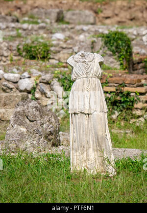 Kopflose Statue im Heiligtum der Demeter auf den Archäologischen Park von Dion. Pieria, Mazedonien, Griechenland Stockfoto