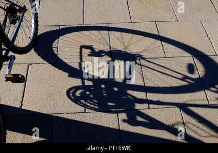 Schatten von Bike auf Pflaster, Cambridge, England Stockfoto