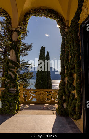 Lecco, Italy-April 1, 2018: schöner Balkon mit Blick auf den Comer See in der berühmten Villa del Balbianello in Lecco, Lombardei Stockfoto