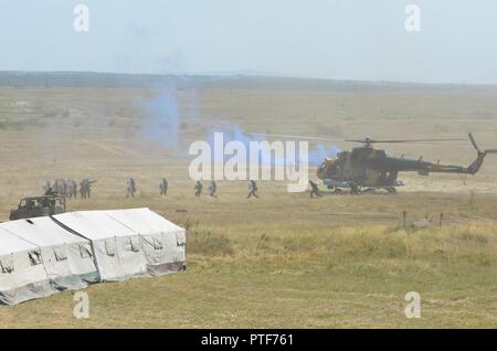 VARPALOTA, Ungarn - Ungarische Soldaten sammeln in einer Gruppe nach dem Verlassen eines ungarischen Luftwaffe Mil Mi-17 Hip Hubschrauber außerhalb eines simulierten Bereich mit Demonstranten bevölkerten, Juli 20. Der Aufruhr - Demonstration fällt unter tapferer Krieger, eine ungarische, die auf kombinierte Manöver und die Freiheit der Bewegung konzentriert. Tapferer Krieger ist ein Segment des Sabre Wächter, ein US-European Command, U.S. Army Europe - LED-Übung über das Schwarze Meer Region durchgeführt. Die teilnehmenden Nationen sind Tschechische Republik, Kroatien, Ungarn, Polen, Rumänien, der Slowakei, Großbritannien und den USA. Stockfoto