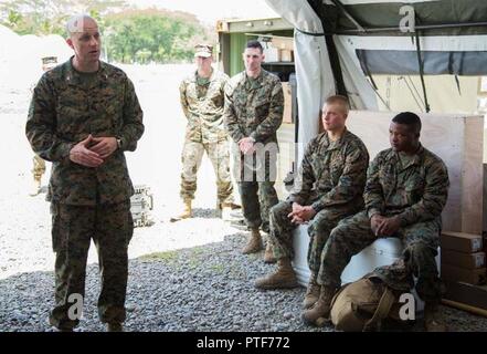 Us Marine Oberst Michael V. Samarov, Links, kommandierender Offizier der Special Purpose Marine Air-Ground Task Force - südliche Befehl, spricht mit Marines mit der Logistik Combat Element, SPMAGTF-SC, an der 3 Infantry Brigade Basis in Jutiapa, Guatemala, 15. Juli 2017. Die Marines, mit dem guatemaltekischen Streitkräfte partnered, konstruieren eine militärische Operationen in urbanem Gelände Betrieb an der Basis. Die Marinesoldaten und Matrosen von SPMAGTF - SC sind zu Mittelamerika bereitgestellte Sicherheit Zusammenarbeit Schulung und Engineering Projekte mit ihren Gegenstücken in Belize, El Salvador, Guatemala durchführen zu können, und Stockfoto