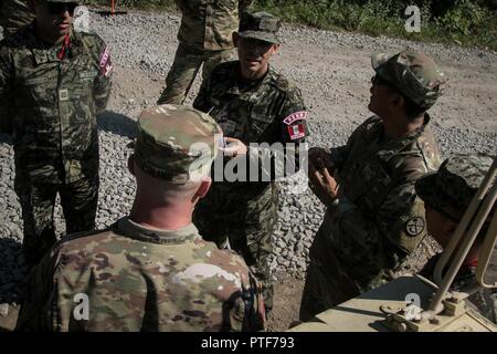 Maj Thomas Poling, Kommandeur der Task force Security Briefs peruanischen Oberstleutnant Alberto Loaiza Loayza, 505Th Military Police Commander in der peruanischen Armee durch Staff Sgt. Hector Guillen Partnerschaft Programm Koordinator in der Nähe von Glenn Jean W. Virginia Juli 19, 2017. Mehr als 30.000 Pfadfinder Truppe Führer, Freiwilligen und professionellen Mitarbeiter, sowie mehr als 15.000 Besucher werden erwartet, die 2017 National Jamboree zu besuchen. Etwa 1.400 militärische Mitglieder aus dem Verteidigungsministerium und der US Coast Guard sind bietet logistische Unterstützung für die Veranstaltung. Stockfoto