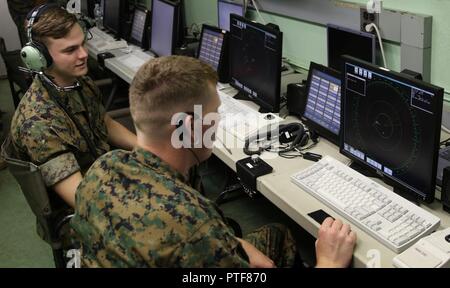 Lance Cpl. Evan Kowalski und Lance Cpl. Michael Hamilton überwachen die Bildschirme des AN/TPS-31 EIN V7 Air Traffic Navigation, Integration und Koordination System während einer Woche - lange Übung in der Marine Corps Air Station Cherry Point, N.C., 17. Juli 2017. Die ATNAVICS ist ein expeditionary Radar System, die in der Lage ist, per Flugzeug transportiert werden, um Marines eine etablierte Start- und Landebahn in allen Bereichen des Betriebes rund um den Globus überwachen. Kowalski und Hamilton sind Fluglotsen Flugsicherung Crew 2, Sitz und Hauptverwaltung Squadron, MCAS Cherry Point zugeordnet. Stockfoto