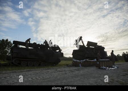 Us-Marines mit 2 Assault Amphibian Battalion, 2nd Marine Division bereiten Minenräumung Leitung Gebühren (MICLIC) auf Angriff amphibischen Fahrzeugen auf Camp Lejeune, N.C., 14. Juli 2017 zu laden. Die MICLIC ist eine Rakete - Projiziert, explosive Line kostenlos die einen gelöscht, weg von der herkömmlichen Landminen und Improvised Explosive Devices, die Manöver Kräfte zum Angriff bis zu ihrem Ziel. Stockfoto