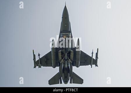 Eine F-16 CM Fighting Falcon 20 Fighter Wing zugeordnet senkt ihre Fahrwerke in Vorbereitung für die Landung bei Shaw Air Force Base, S.C., 21. Juli 2017. Die F-16 ist ein sehr wendig multi-role Fighter Aircraft in Luft-zu-Luft bekämpfen und Luft-Boden-Angriffe während der Kampfhandlungen. Stockfoto
