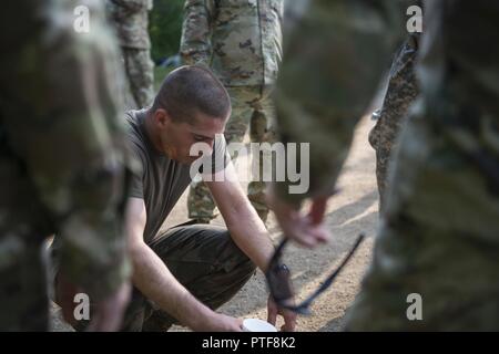 Staff Sgt. Dustin Rottero, ein Personalvermittler mit Tennessee Army National Guard Recruiting und Retention Bataillon, Tennessee National Guard, ruht nach Abschluss der 13.1-Meile ruck März durch Itasca State Park, Minn., für die 2017 Army National Guard besten Krieger Wettbewerb am 20. Juli 2017. Die Soldaten abgeschlossen, eine anstrengende Drei - Tage der militärischen Fähigkeit, Kraft und Ausdauer Ereignisse vor der Ruck März. (Minnesota National Guard Stockfoto