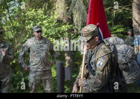 Staff Sgt. Dustin Rottero, ein Personalvermittler mit Tennessee Army National Guard Recruiting und Retention Bataillon, Tennessee National Guard, an zweiter Stelle in der 13.1-Meile ruck März durch Itasca State Park, Minn., während die Tennessee State Flag während der 2017 Army National Guard besten Krieger Wettbewerb am 20. Juli 2017. Die Soldaten abgeschlossen, eine anstrengende Drei - Tage der militärischen Fähigkeit, Kraft und Ausdauer Ereignisse vor der Ruck März. (Minnesota National Guard Stockfoto