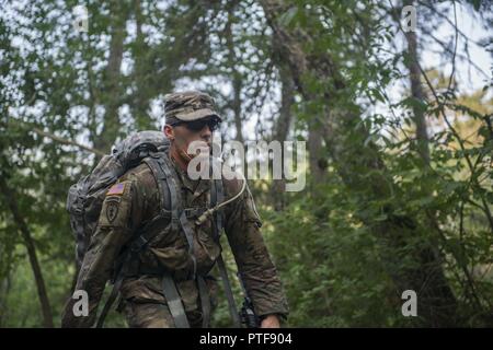 Staff Sgt. Dustin Rottero, ein Personalvermittler mit Tennessee Army National Guard Recruiting und Retention Bataillon, Tennessee National Guard, läuft durch die Meile - marker Acht der 13.1-Meile ruck März durch Itasca State Park, Minn., für die 2017 Army National Guard besten Krieger Wettbewerb am 20. Juli 2017. Die Soldaten abgeschlossen, eine anstrengende Drei - Tage der militärischen Fähigkeit, Kraft und Ausdauer Ereignisse vor der Ruck März. (Minnesota National Guard Stockfoto