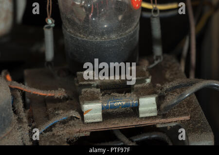 Über 50 Jahre angesammelten Schichten Staub Beschichtung die elektrischen Komponenten, Ventile, Kondensatoren, Drähte eines 1121 HMV seine Meister Voice Radio Stockfoto