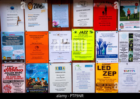 England, Berkshire, Goring an der Themse, High Street, Village Hall, noticeboard Werbung bevorstehende Veranstaltungen zum Thema Musik. Stockfoto