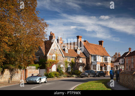 England, Berkshire, Goring an der Themse, High Street, Austin Healey Auto nähert sich Miller von Mansfield Pub und Gotischen Haus in der Hauptstraße biegen Stockfoto