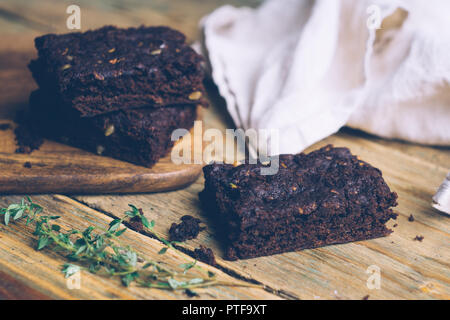 Vegan Zucchini und Kürbis flourless Paleo brownies brownies (Keto, low Carb und Glutenfreie) auf einem hölzernen Hintergrund. Nahaufnahme Stockfoto