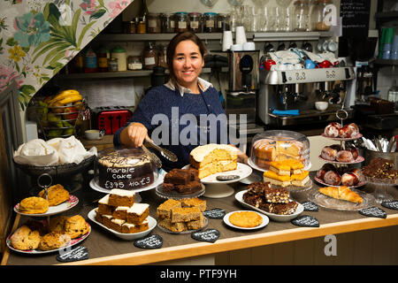 England, Berkshire, Goring an der Themse, High Street, pierrepont's Cafe, Arbeiter Kuchen serviert Stockfoto