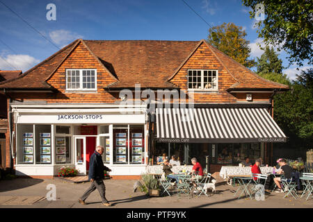 England, Berkshire, Goring an der Themse, Kunden saß im Sonnenschein draußen, pierrepont's Cafe Stockfoto