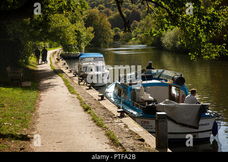 England, Berkshire, Goring an der Themse, Boote am Ufer des Flusses Thames Path Stockfoto