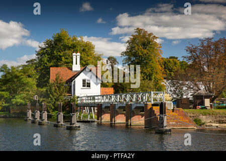 England, Berkshire, Goring an der Themse, lock keepers Cottage in Wehr und Schleusen auf der Themse Stockfoto