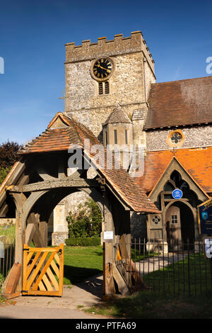 England, Berkshire, Streatley, St Mary's Parish Church und lych Gate, mit Lewis Carroll blaue Plakette auf der Veranda Stockfoto